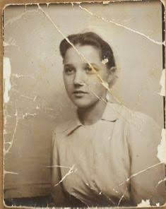 Retrato antigo com riscos, dobras e manchas